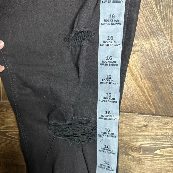NWT•Old Navy•black distressed•rockstar
Skinny•high rise•size 16 - Picture 7 of 9
